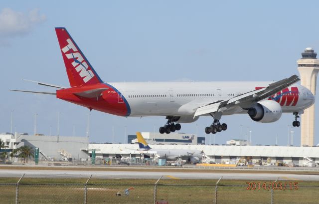 Boeing 777-200 (PT-MUH)