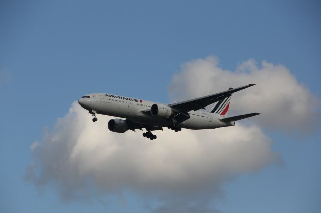 Boeing 777-200 (F-GSPG) - Air France 777-200er approaching in Shanghai Pudong International Airport 