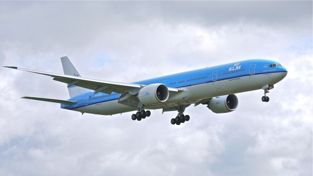 BOEING 777-300 (PH-BVK) - BOE918 on final approach to runway 16R on 5/30/13. (LN:1106 cn 42172).