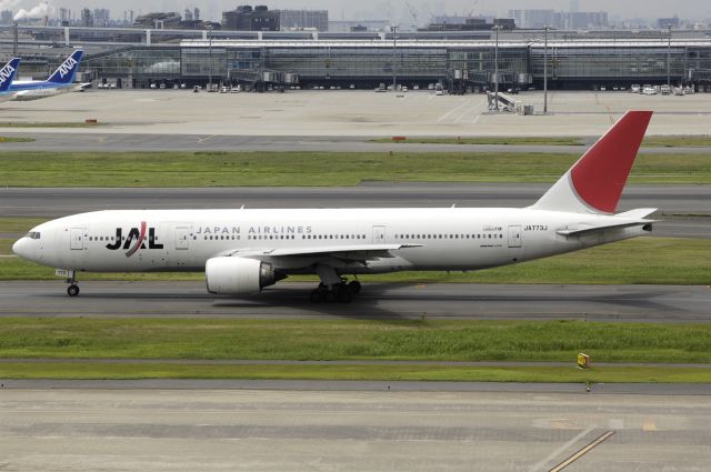 Boeing 777-200 (JA773J) - Taxing at Haneda Intl Airport on 2013/07/20