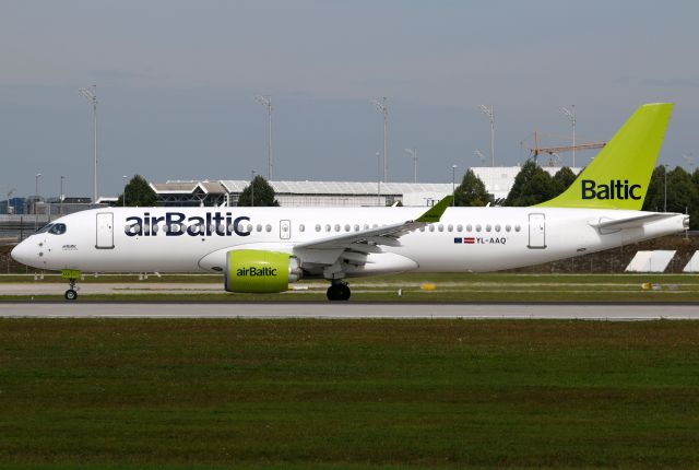 Airbus A220-300 (YL-AAQ)