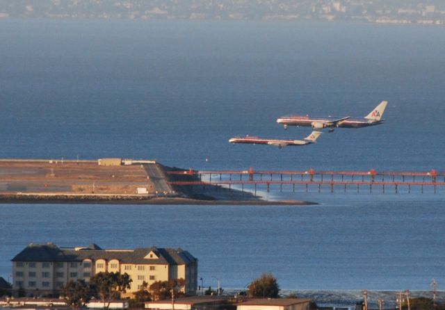 McDonnell Douglas MD-80 — - Dual Landing of 2 American Airlines aircraft