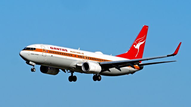 Boeing 737-800 (VH-XZP) - Boeing 737-838. Qantas VH-XZP final runway 03 YPPH 10/05/19.