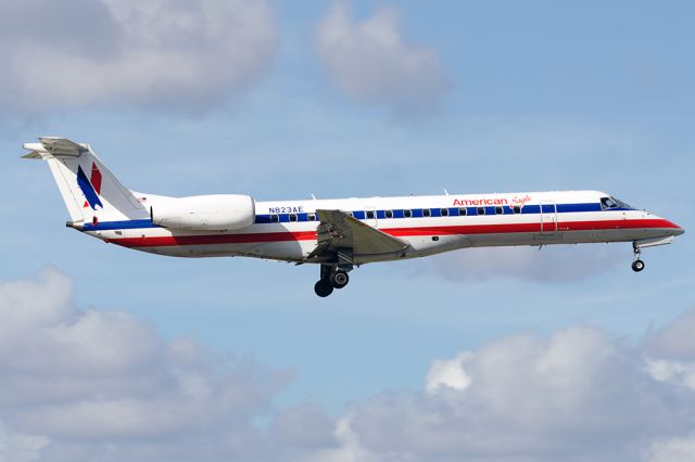 Embraer ERJ-145 (N823AE)