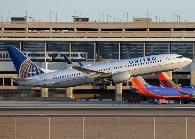 Boeing 737-800 (N12238)
