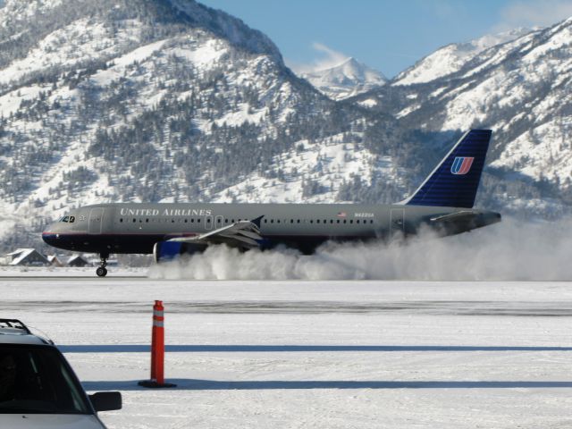 Airbus A320 (N422UA)