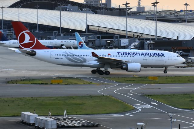 Airbus A330-200 (TC-JND)