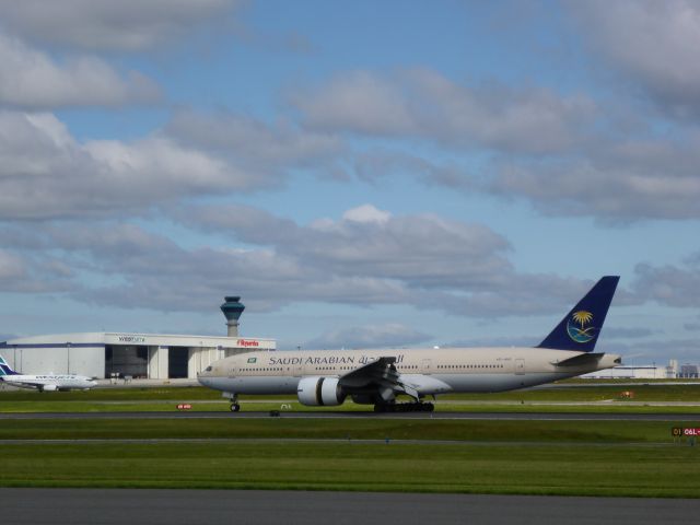 BOEING 777-300 (HZ-HKD)