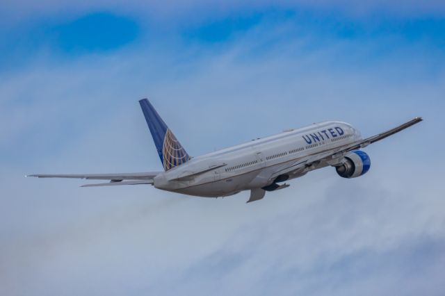 Boeing 777-200 (N768UA) - A United Airlines 777-200 taking off from PHX on 2/13/23, the busiest day in PHX history, during the Super Bowl rush. Taken with a Canon R7 and Canon EF 100-400 II L lens.