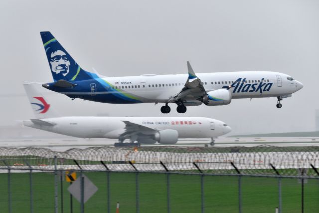 Boeing 737 MAX 9 (N913AK) - 05-06-22 10-C in the rain!