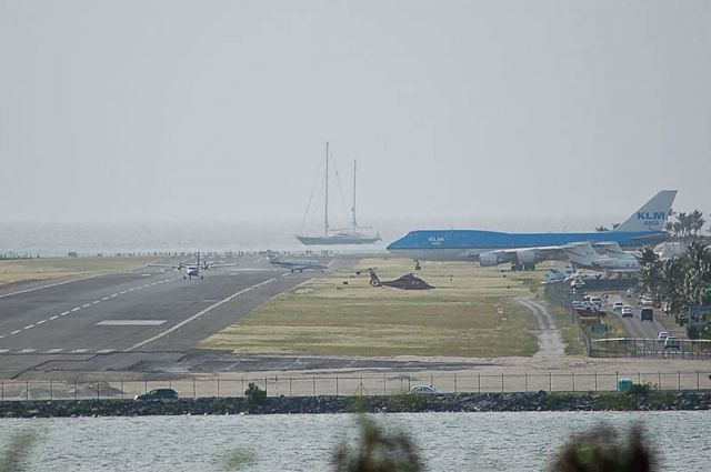 Boeing 747-400 (PH-BFH) - Kind of busy day at SXM: Dauphin waiting at Fox-trot to be re-directed, Twin-Otter taking off at Echo, Cessna 560 vacating at Delta, B744 entering to backtrack Rwy 10 at Charlie...