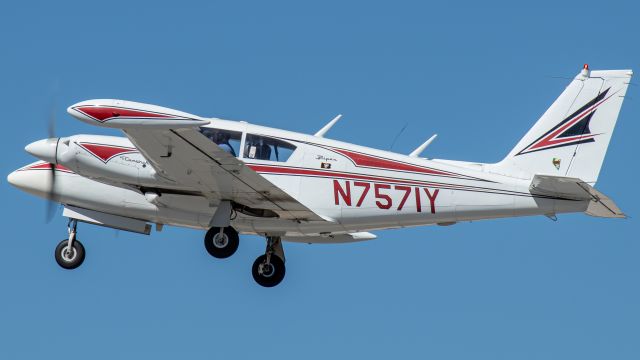 Piper PA-30 Twin Comanche (N7571Y)