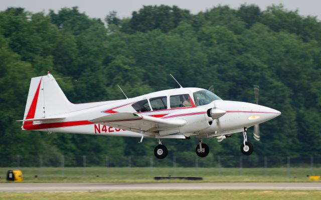 Piper Apache (N4290P) - Departing on runway 8