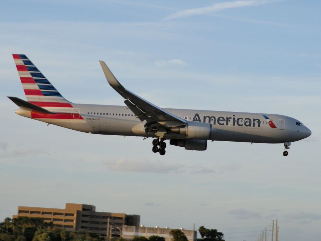 BOEING 767-300 (N386AA)
