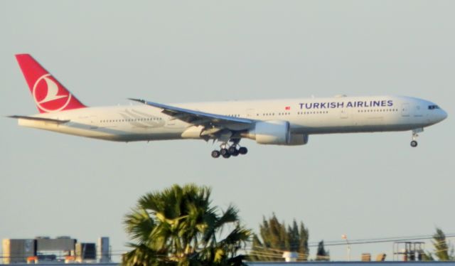 BOEING 777-300ER (TC-LJE)