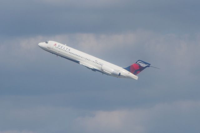 McDonnell Douglas MD-90 (N957AT)