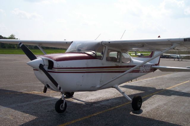 Cessna Skyhawk (N64966) - Parked by the fuel pump at Blackwell Airport (71J) in Ozark, Alabama.