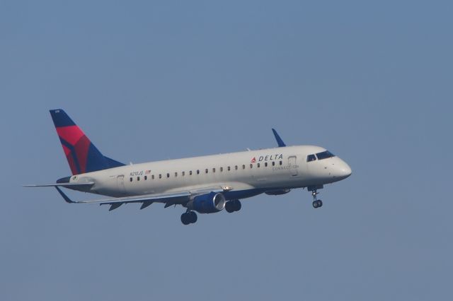 Embraer 175 (N210JQ)