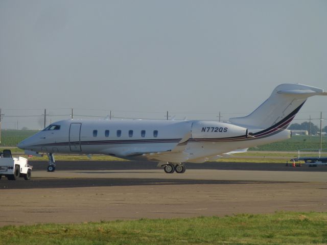 Bombardier Challenger 300 (N772QS)