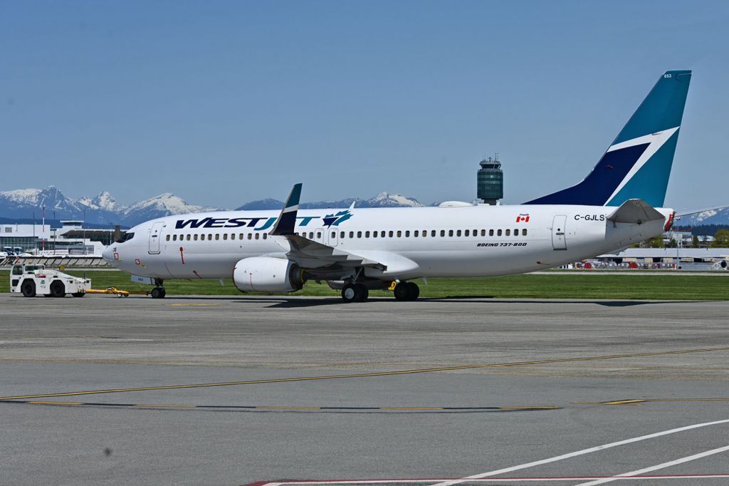 Boeing 737-800 (C-GJLS)