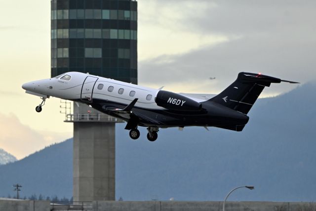 Embraer Phenom 300 (N6DY)