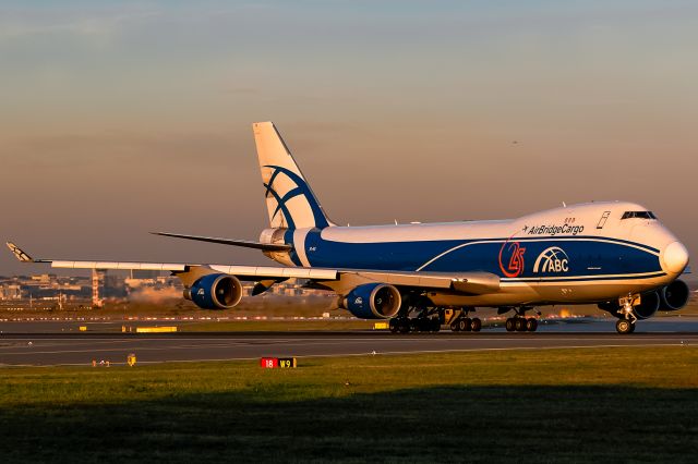 Boeing 747-400 (VQ-BIA) - very rare moment in Frankfurt. a 747-400 is entering Rwy 18 at the Apesrock!!