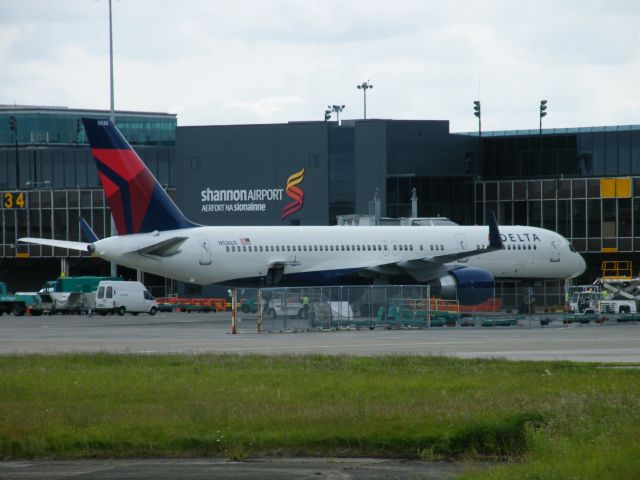 Boeing 757-200 (N536US) - N536US B757-2WL PARKED ON GATE AT SHANNON JULY 07-07-2011 DEP AS DAL 123