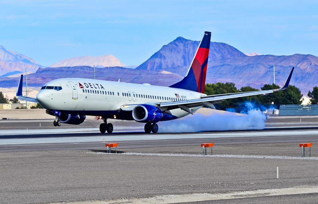 Boeing 737-800 (N3767) - N3767 Delta Air Lines Boeing 737-832 (cn 30821/1031) -  Las Vegas - McCarran International (LAS / KLAS) USA - Nevada, December 03, 2011 Photo: Tomás Del Coro