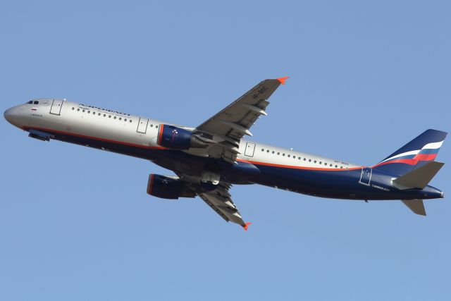 Airbus A321 (VP-BOC) - 29/10/2021: Flight to Moscow (SVO) climbing from runway 26.