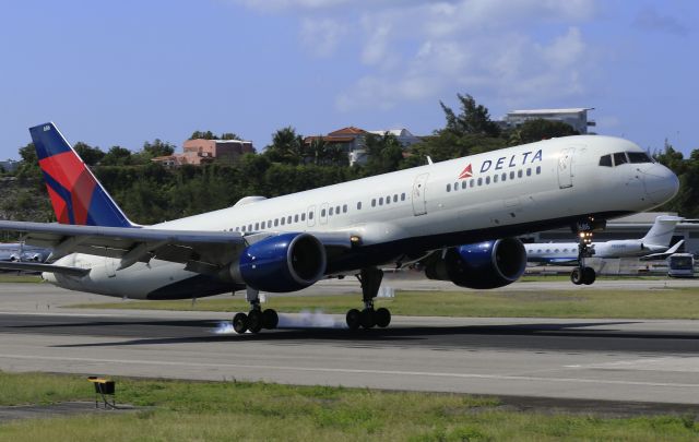 Boeing 757-200 (N686DA)