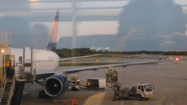 BOEING 767-300 (N129DL)
