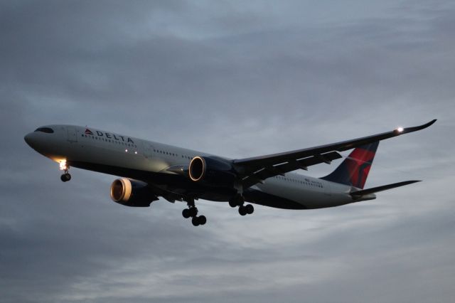 Airbus A330-900 (N407DX) - A Delta Airlines A330-900 on final approach into LHR, landing on runway 27L. This specific flight was the first A330-900 to come to LHR for DAL, this flight being DL58 from Boston.br /br /Location: Myrtle Ave.br /Date: 04.10.22 (dd/mm/yy).