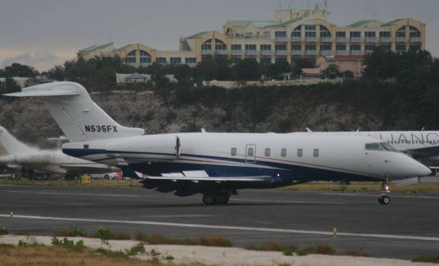 Bombardier Challenger 300 (N535FX)