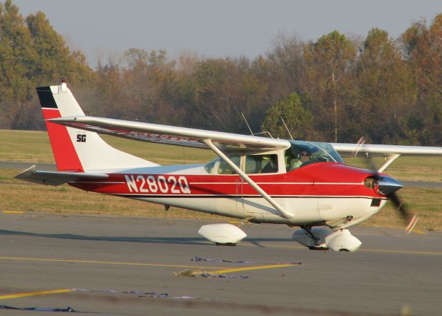 Cessna Skylane (N2802Q) - Taxiing to the ramp at Downtown Shreveport.