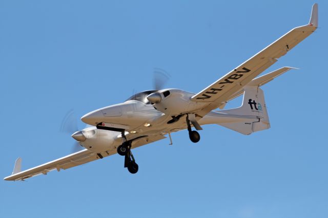 Diamond Twin Star (VH-YBV) - FLIGHT TRAINING ADELAIDE - DIAMOND DA-42 TWIN STAR - REG VH-YBV (CN 42.209) - PARAFIELD ADELAIDE SA. AUSTRALIA - YPPF (28/11/2014)