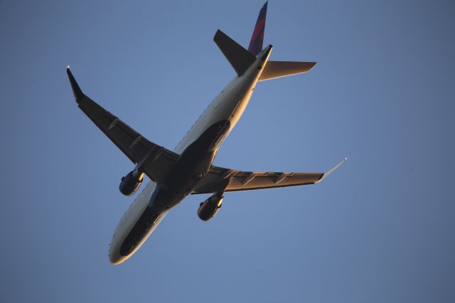 EMBRAER 175 (long wing) (N298SY)