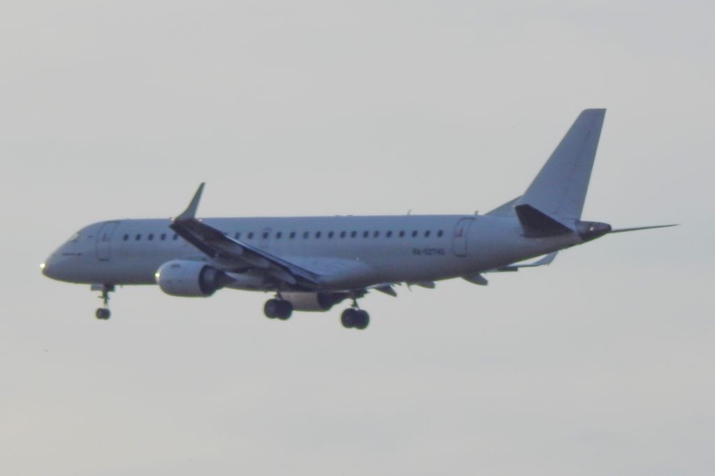 Embraer ERJ-190 (RA-02740)