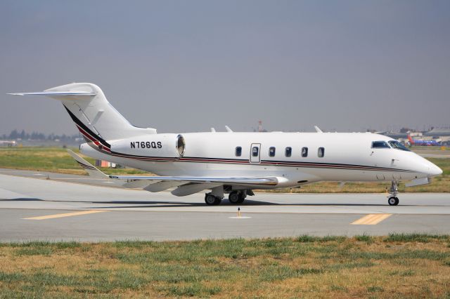 Bombardier Challenger 300 (N766QS)