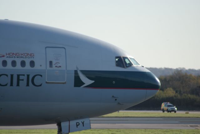 BOEING 777-300 (B-KPY) - Cathay Pacific B777-367ER cn37899
