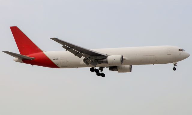BOEING 767-300 (N372CM)