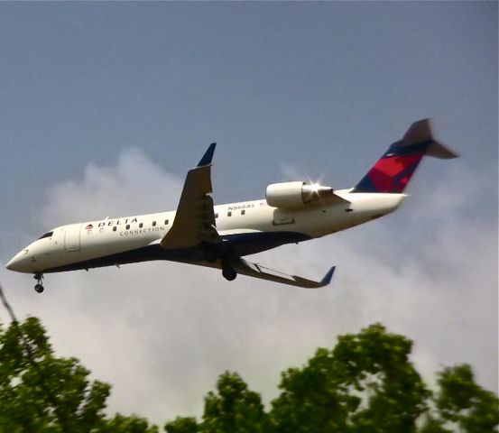 Canadair Regional Jet CRJ-200 — - approaching runway 24 at ILM