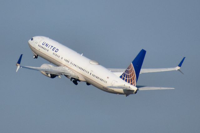 Boeing 737-900 (N62889) - UA1914 continuing onto Newark (EWR) after diverting to Buffalo (BUF) from Orlando (MCO) due to weather in NYC