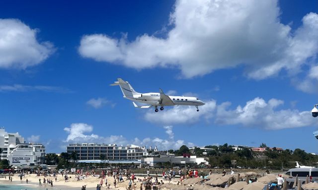 Gulfstream Aerospace Gulfstream IV (N600AR) - N600AR, a Gulfstream G450 (GIV-X) on short final over Maho Beach @ SXM/TNCM. 3/21/22.