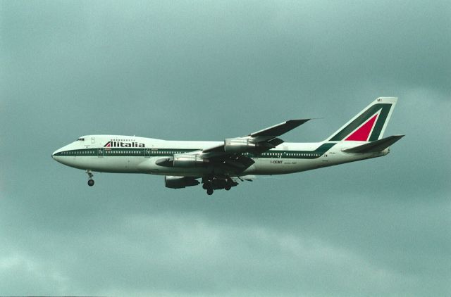 Boeing 747-200 (I-DEMT) - Final Approach to Narita Intl Airport Rwy34 on 1987/09/13