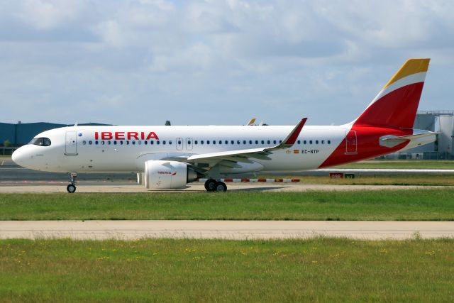 Airbus A320neo (EC-NTP) - Taxiing to depart rwy 27L on 11-Jun-22 operating flight IBE3163 to LEMD.