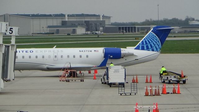 Canadair Regional Jet CRJ-200 (N437SW) - Here's a United CRJ-200 as old as mwah at SGF.  Date - April 17, 2021