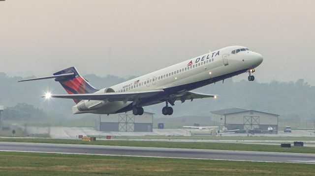 Boeing 717-200 (N896AT) - Delta 2612 departing KLEX runway 4 for KATL.