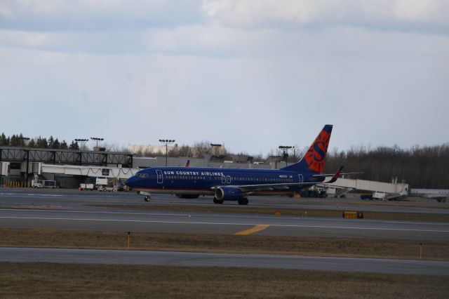 Boeing 737-800 (N827SY) - Peep the E145 in the background