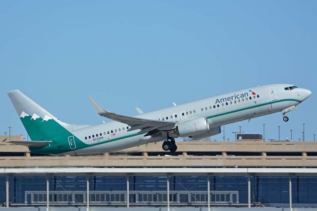 Boeing 737-800 (N916NN) - American Boeing 737-823 N916NN Reno Air heritage at Phoenix Sky Harbor on October 16, 2017.