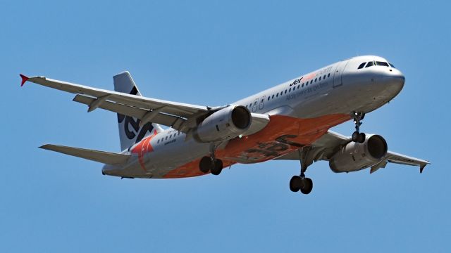 Airbus A320 (VH-VQG) - Airbus A320 Jetstar VH-VQG final rwy 21 YPPH 231118.